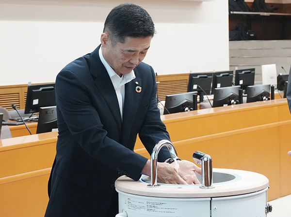 水循環型手洗いスタンド「WOSH」の寄贈・感謝状贈呈式